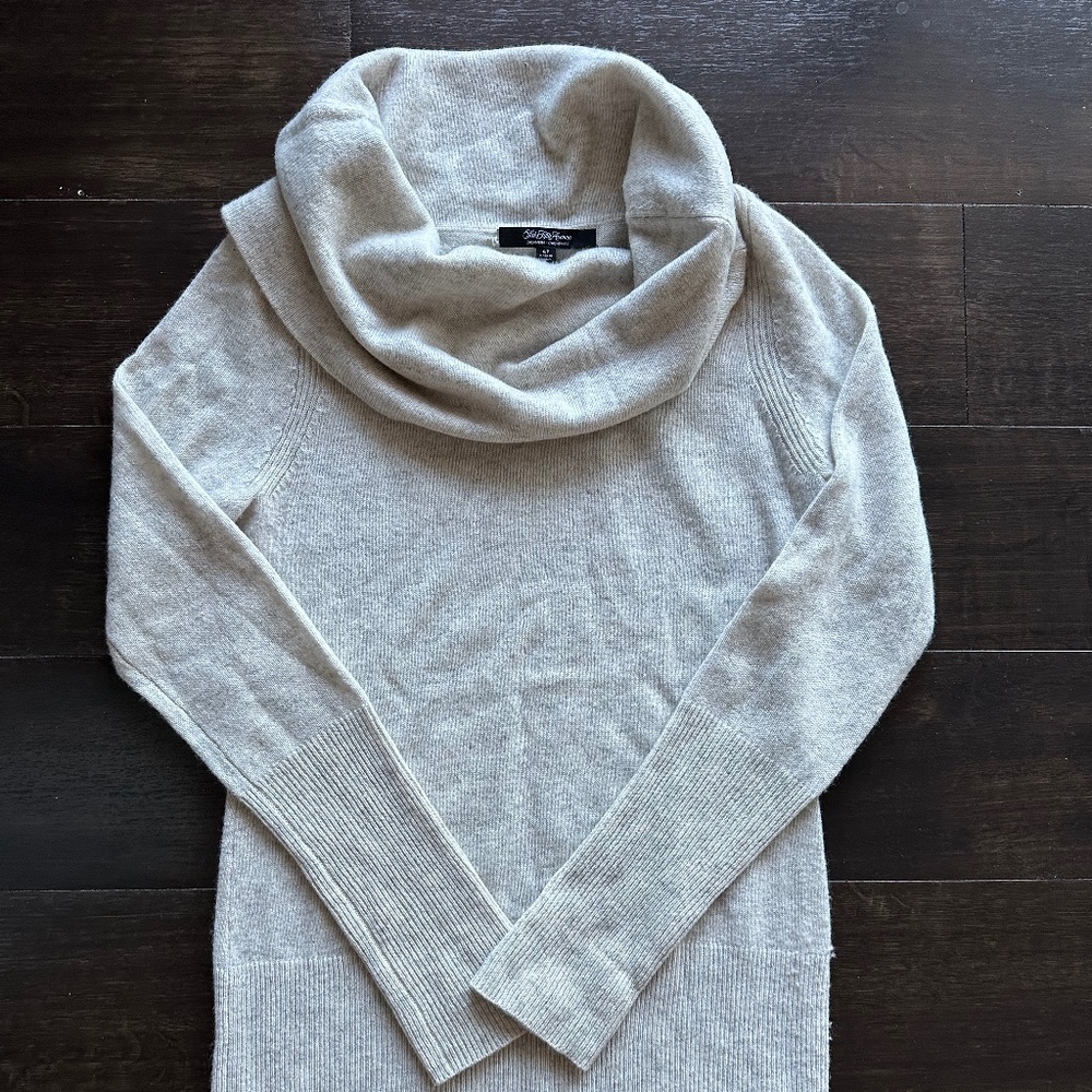 Saks Fifth Avenue 100% Cashmere Sweater Size Small Mint Condition